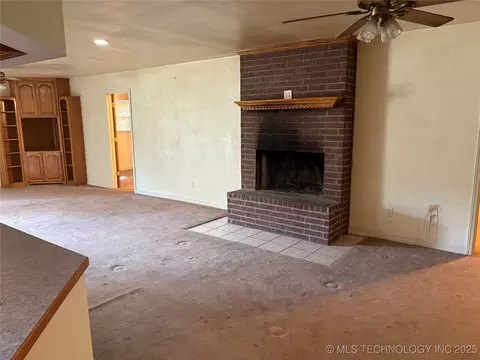 Living - 215 E Leecraft, Colbert, OK 74733 photo 5 of 9