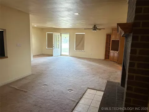 Living - 215 E Leecraft, Colbert, OK 74733 photo 8 of 9