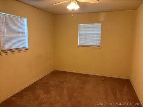 Bedroom - 215 E Leecraft, Colbert, OK 74733 photo 2 of 4