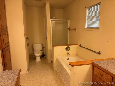 Bath - 215 E Leecraft, Colbert, OK 74733 photo 1 of 5