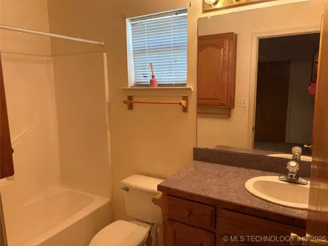 Bath - 215 E Leecraft, Colbert, OK 74733 photo 4 of 5