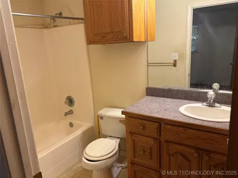 Bath - 215 E Leecraft, Colbert, OK 74733 photo 5 of 5