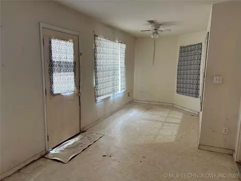 Living - 215 E Leecraft, Colbert, OK 74733 photo 9 of 9