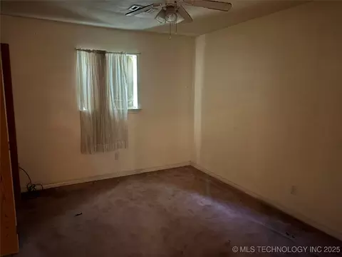 Bedroom - 215 E Leecraft, Colbert, OK 74733 photo 3 of 4