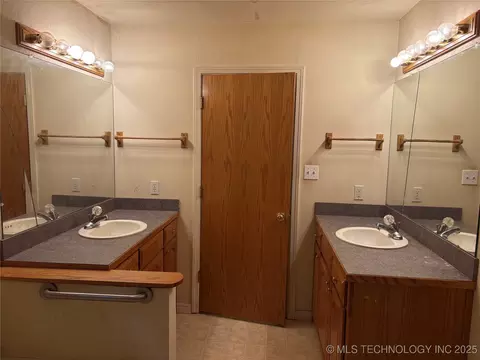 Bath - 215 E Leecraft, Colbert, OK 74733 photo 2 of 5