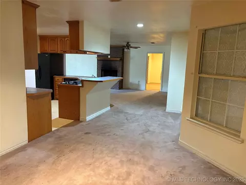 Living - 215 E Leecraft, Colbert, OK 74733 photo 7 of 9