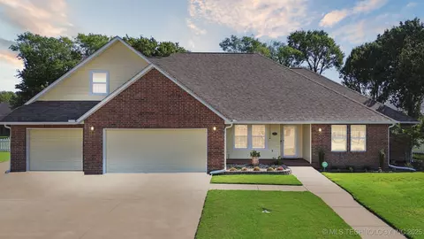 2809 Summerfield Pl, Pryor, OK 74361