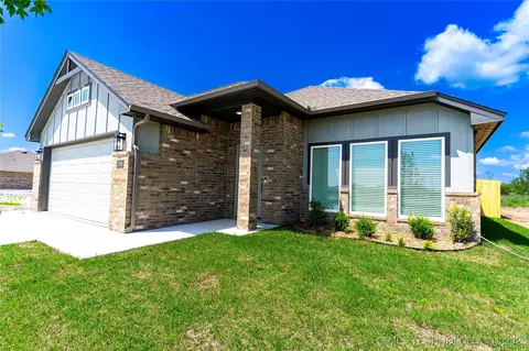 10886 S 271st East Ave, Coweta, OK 74429