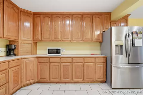 Kitchen - 175 S 428 Rd, Pryor, OK 74361 photo 3 of 4