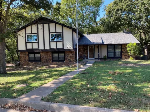 1329 Bynum Rd, Bartlesville, OK 74006