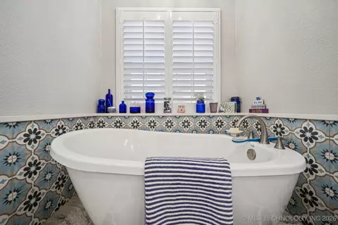 Bath - 1300 E 7th St, Okmulgee, OK 74447 photo 4 of 6