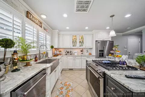 Kitchen - 1300 E 7th St, Okmulgee, OK 74447 photo 5 of 8