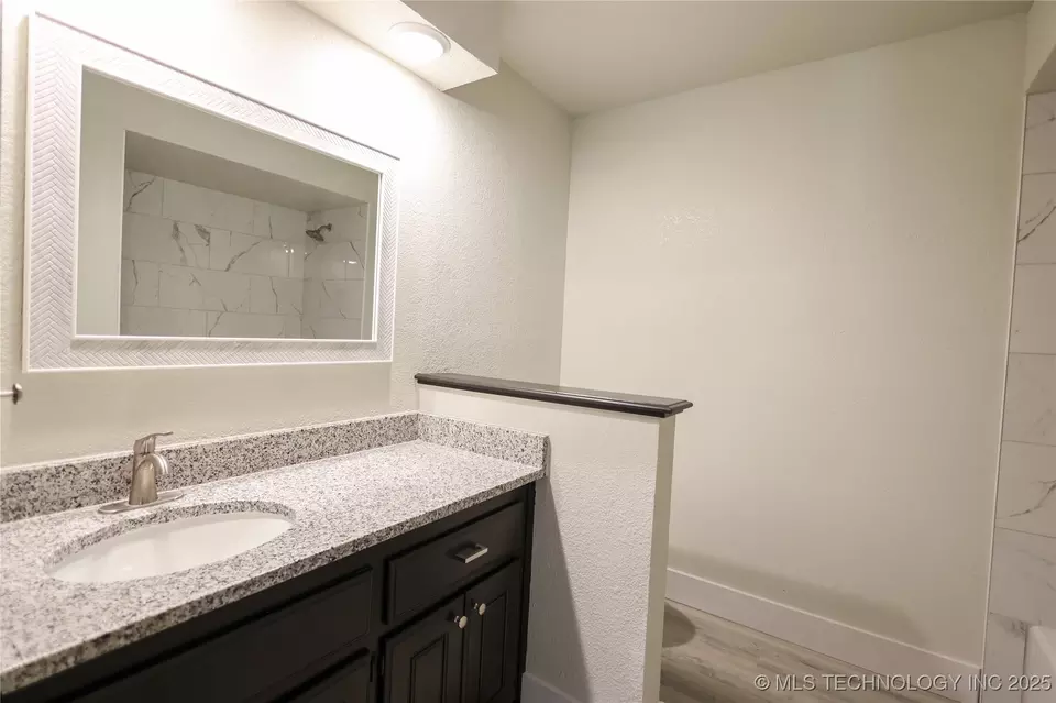 Bath - 1803 Lakeview, Sulphur, OK 73086 photo 3 of 4