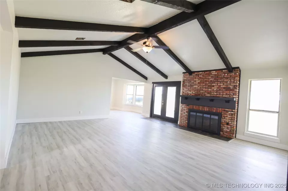 Living - 1803 Lakeview, Sulphur, OK 73086 photo 4 of 5