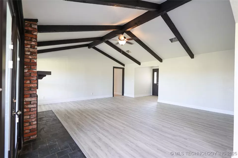 Living - 1803 Lakeview, Sulphur, OK 73086 photo 2 of 5