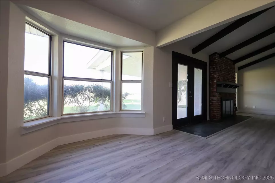 Living - 1803 Lakeview, Sulphur, OK 73086 photo 3 of 5