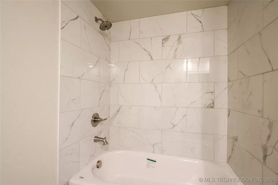 Bath - 1803 Lakeview, Sulphur, OK 73086 photo 1 of 4