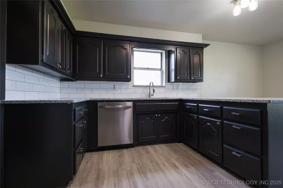 Kitchen - 1803 Lakeview, Sulphur, OK 73086 photo 2 of 4