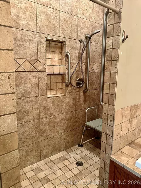 Bath - 415664 E 1093 Rd E, Checotah, OK 74426 photo 3 of 6