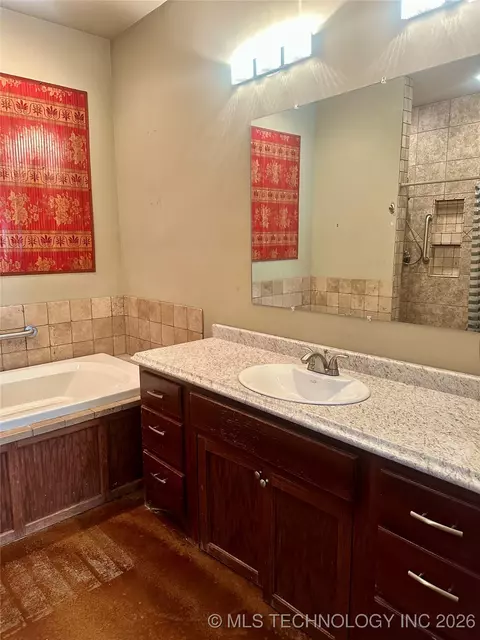 Bath - 415664 E 1093 Rd E, Checotah, OK 74426 photo 2 of 6