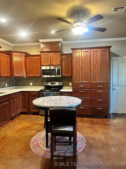 Kitchen - 415664 E 1093 Rd E, Checotah, OK 74426 photo 2 of 5