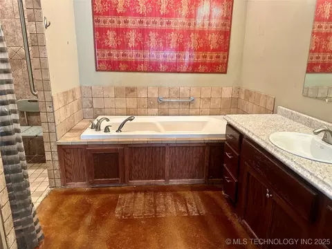 Bath - 415664 E 1093 Rd E, Checotah, OK 74426 photo 1 of 6