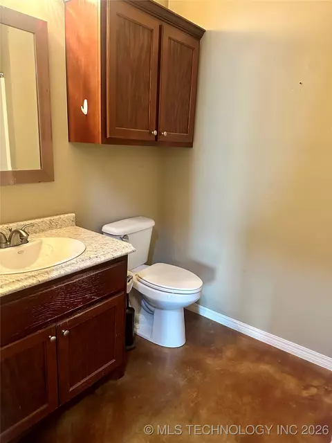 Bath - 415664 E 1093 Rd E, Checotah, OK 74426 photo 5 of 6