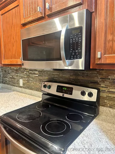 Kitchen - 415664 E 1093 Rd E, Checotah, OK 74426 photo 4 of 5