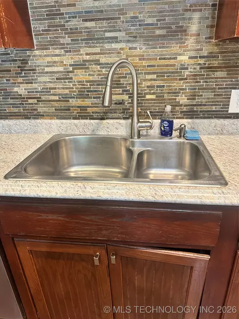 Kitchen - 415664 E 1093 Rd E, Checotah, OK 74426 photo 3 of 5