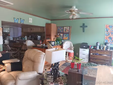 1079 Harbor Dr, Checotah, OK 74426 photo 3