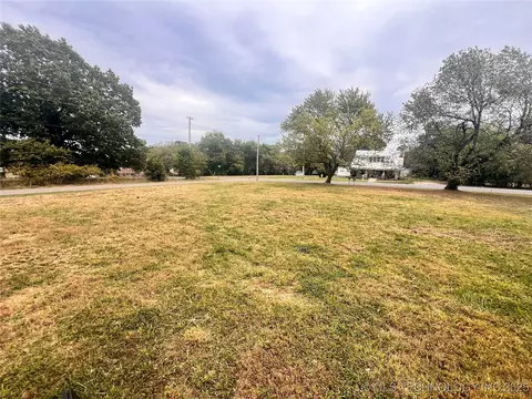 1222 S Third St, Stilwell, OK 74960