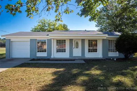 807 S 2nd St, Stilwell, OK 74960