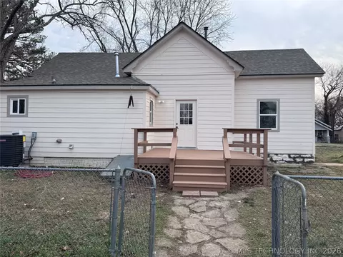 213 W Pine St, Coweta, OK 74429