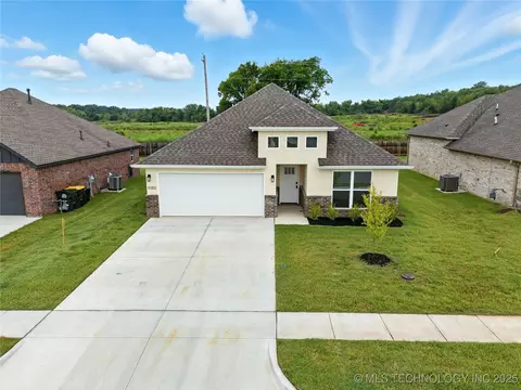10812 S 274th Ave E, Coweta, OK 74429