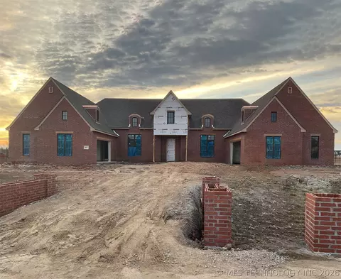 8457 S Timber Wolf Dr, Broken Arrow, OK 74014