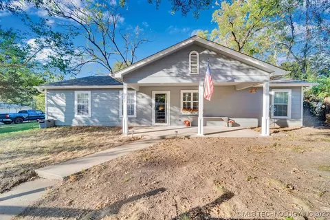 317 W Pine St, Coweta, OK 74429