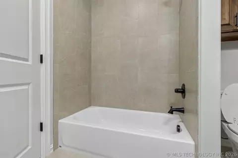 Bath - 2841 E 144th Pl S, Bixby, OK 74008 photo 6 of 6