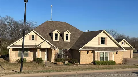 909 S Country Club Dr, Cushing, OK 74023