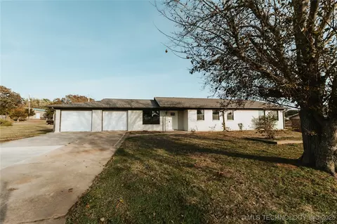 2022 N Reeves Rd, Pawnee, OK 74058