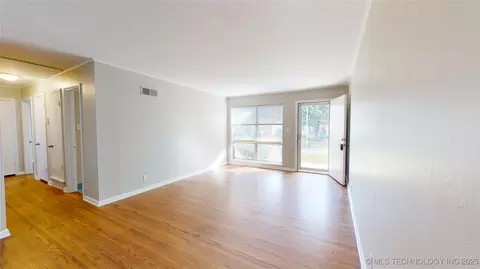 1621 E 55th Pl, Tulsa, OK 74105 photo 6