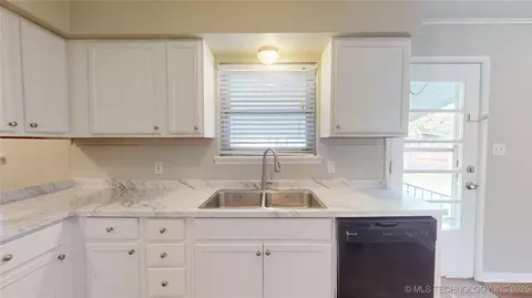 1621 E 55th Pl, Tulsa, OK 74105 photo 8