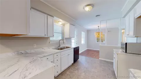 1621 E 55th Pl, Tulsa, OK 74105 photo 9