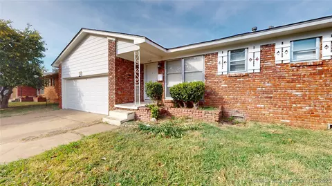 1621 E 55th Pl, Tulsa, OK 74105 photo 2