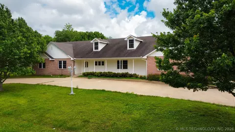 1304 SE 2nd St, Wagoner, OK 74467