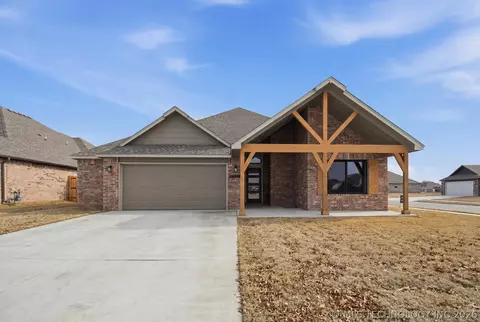 10893 S 277th East Ave, Coweta, OK 74429