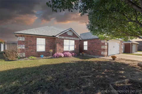 1102 S Catalina Dr, Oologah, OK 74053