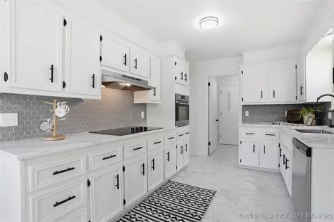 Kitchen - 9615 E 27th St, Tulsa, OK 74129 photo 6 of 7