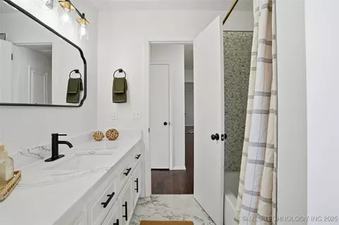 Bath - 9615 E 27th St, Tulsa, OK 74129 photo 3 of 5