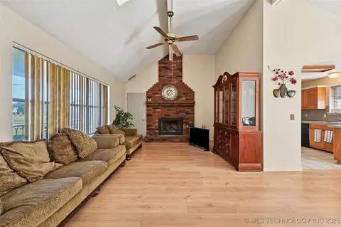 447 E Latimer St, Tulsa, OK 74106 photo 3