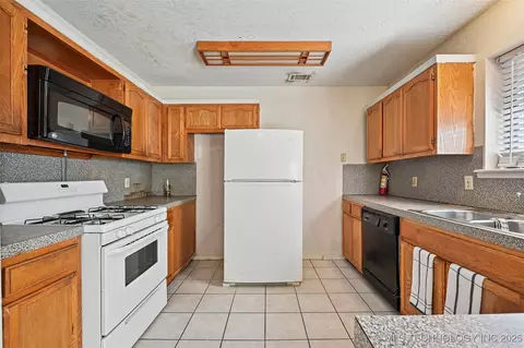 447 E Latimer St, Tulsa, OK 74106 photo 6